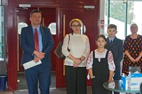 vas. Razvan Rotundu, Elena Rotundu, heidän lapsensa Teodora ja Matei sekä Hilkka Laakkonen (Salon tait.seura)